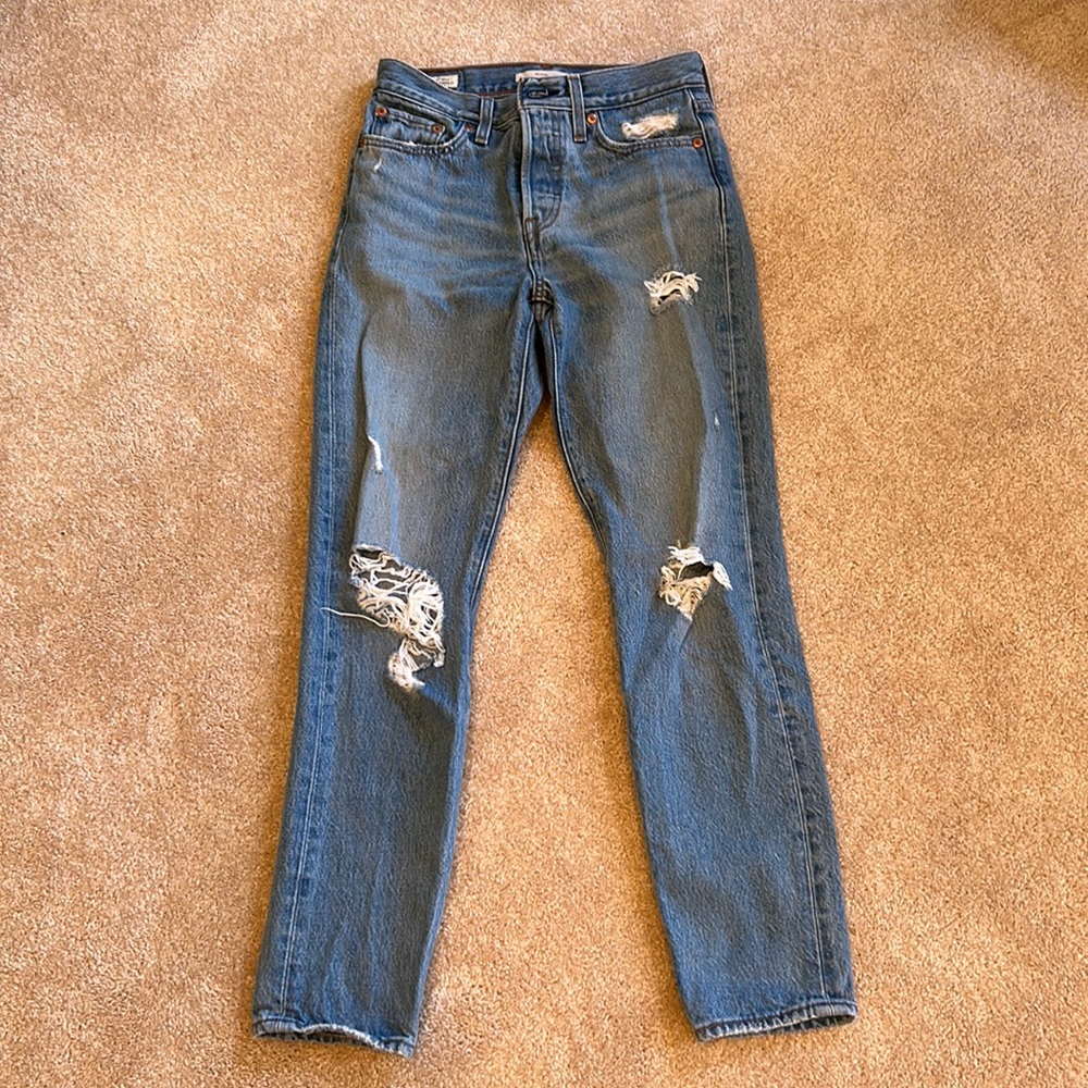 Levi’s Distressed Wedgie Size 25